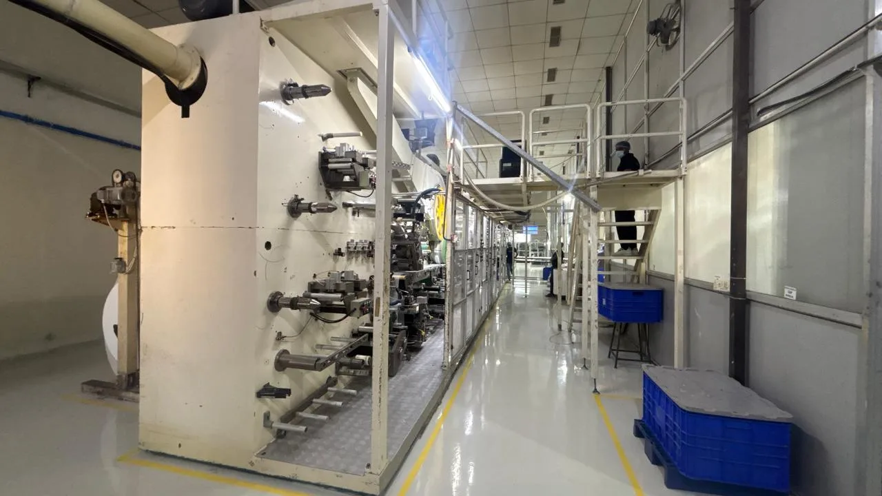 Automatic diaper converting machine